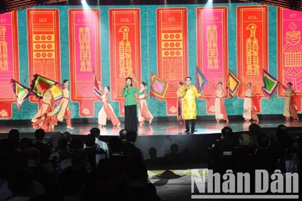 Tiết mục nghệ thuật đặc sắc đêm khai mạc. (Ảnh: ANH ĐÀO)