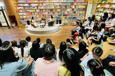 Tọa đàm “Nhà mình hiểu nhau – Tình cảm của người con từ văn học nghệ thuật tới cuộc sống hiện đại”. (Ảnh: Nhã Nam)