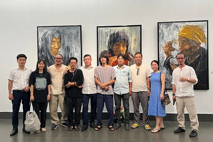 Họa sĩ Phạm Duy Quỳnh chụp ảnh cùng người thân