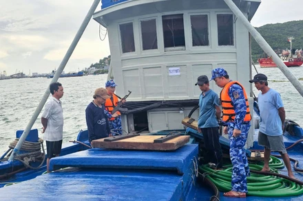 Tổ công tác Cục Nghiệp vụ và Pháp luật Cảnh sát biển Việt Nam kiểm tra tàu TG-93998 TS khi phát hiện có dấu hiệu nghi vấn.