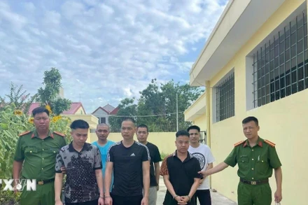 Nhóm đối tượng bị bắt giữ. (Ảnh: TTXVN)