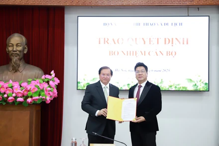 Tiến sĩ, Nghệ sĩ Nhân dân Đỗ Quốc Hưng nhận Quyết định bổ nhiệm từ Phó Giáo sư, Tiến sĩ, Thứ trưởng Tạ Quang Đông.