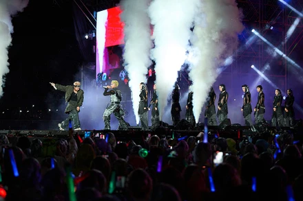 Jun Phạm và APJ trình diễn "Bất tuyệt thao thao" tại showcase B.O.F. (Ảnh: Yeah1)