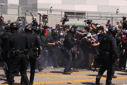 Cảnh sát cố gắng giải tán người biểu tình tại Los Angeles, bang California. (Ảnh: Tân Hoa xã)