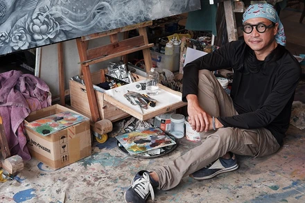 Họa sĩ Nguyễn Như Đức trong xưởng vẽ của mình.