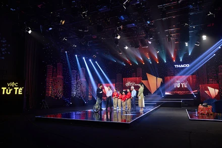 Anh Nguyễn Dân Huy (thứ hai từ trái sang) và dự án tặng xe đạp cho các em nhỏ. (Ảnh: Ban tổ chức)