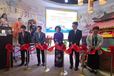 Các đại biểu cắt băng khai mạc Tuần lễ Quảng Ninh tại EXPO 2025. (Ảnh: Cục Hợp tác Quốc tế)