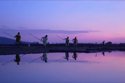 Các nghệ sĩ trải nghiệm đời sống người nông dân trong chương trình "Gia đình Haha – Những ngày trời bao la". (Ảnh: YeaH1)