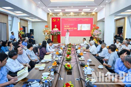 Đông đảo các đại biểu, khách mời... đã tham dự lễ ra mắt sách. (Ảnh: THÀNH ĐẠT)