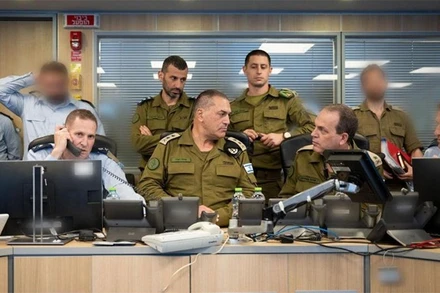 Bức ảnh do Lực lượng Phòng vệ Israel (IDF) công bố ngày 13/6/2025 cho thấy Tổng Tham mưu trưởng IDF, ông Eyal Zamir (ở giữa), đang giám sát các cuộc tấn công của IDF nhằm vào Iran, tại Phòng tình huống của Không quân Israel. (Ảnh: Tân Hoa xã)