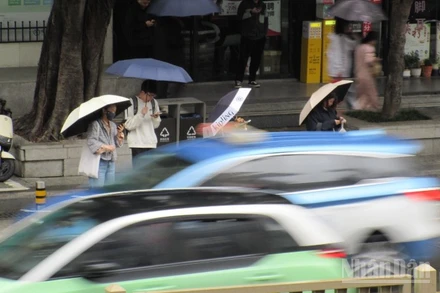 Người dân đứng chờ xe bus ở Thâm Quyến, Trung Quốc. (Ảnh: THANH THỂ)