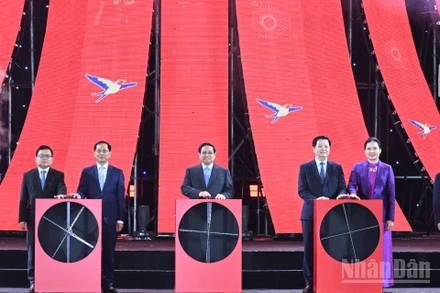 Thủ tướng Phạm Minh Chính và các đại biểu nhấn nút khai mạc Hội chợ.