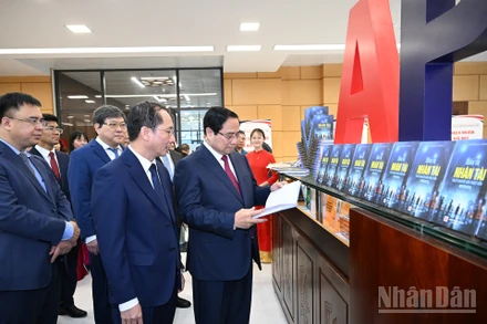 Thủ tướng Phạm Minh Chính và các đại biểu tham quan khu trưng bày sách và giới thiệu về các hoạt động của Học viện.