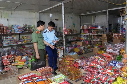 Lực lượng chức năng phối hợp kiểm tra hàng hóa là thực phẩm, sữa, thuốc tại các quầy hàng trung tâm thành phố Điện Biên Phủ. 