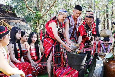 Lễ ăn than của người Giẻ-Triêng. Ảnh: K.MINH