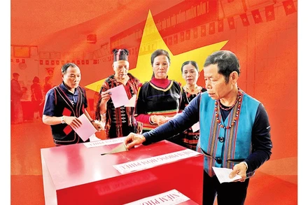 Đồng bào các dân tộc Việt Nam gửi trọn niềm tin trong lá phiếu. Ảnh: KHIẾU MINH
