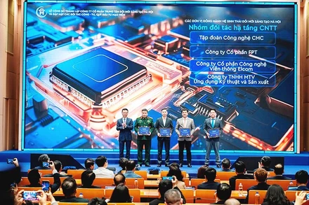 Trao chứng nhận cho các đơn vị đồng hành tại Lễ ra mắt Trung tâm Đổi mới sáng tạo Hà Nội.