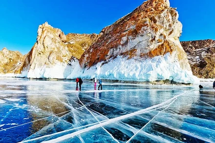 Du khách tham quan núi Shamanka trên hồ Baikal. Ảnh: TRIP.COM