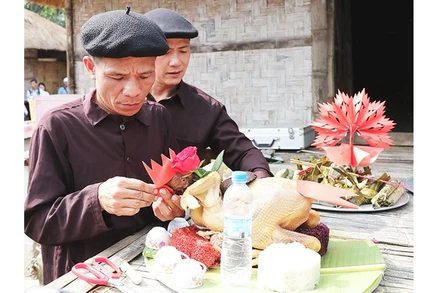 Chu đáo chuẩn bị lễ vật.