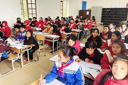 Trường PTDTBT Nàn Xỉn chỉ có một giáo viên tiếng Anh dạy cả hai cấp I và II.