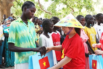 Đại diện BVDC 2.7 trao quà cho người dân địa phương. Ảnh: BVDC2.7