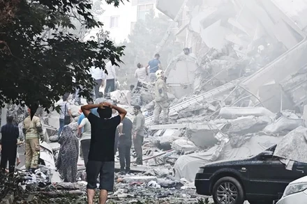 Một tòa nhà tại Thủ đô Tehran của Iran bị phá hủy sau cuộc không kích của Mỹ và Israel. Ảnh: GETTYIMAGES