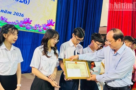 Đồng chí Nguyễn Hồ Hải, Bí thư Tỉnh ủy Cà Mau trao bằng khen của Ủy ban nhân dân tỉnh tặng các sinh viên có thành tích xuất sắc. (Ảnh: TRỌNG DUY)