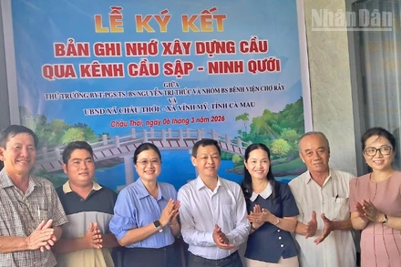 Đại diện các đơn vị tài trợ và lãnh đạo xã Châu Thới tại buổi lễ ký kết tài trợ xây dựng cầu nông thôn. (Ảnh: VĂN MẪN)