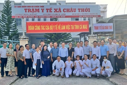 Đoàn công tác của Bộ Y tế đến khảo sát tình hình hoạt động của Trạm y tế xã Châu Thới, tỉnh Cà Mau.