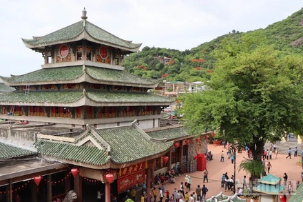 Lễ hội Vía Bà Chúa Xứ núi Sam luôn thu hút đông đảo du khách tham quan.