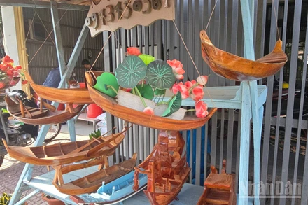 Các mẫu ghe xuồng mini của ông Chín Mỏng.