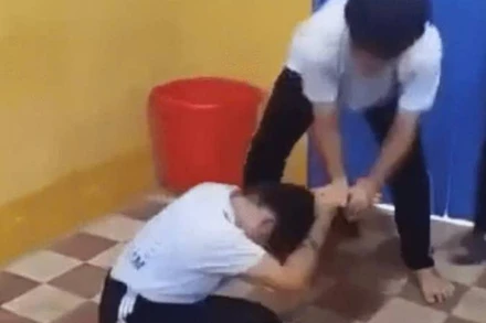 Hình ảnh nam sinh đánh nữ sinh ở Trường trung học cơ sở Chợ Vàm xuất hiện trên mạng xã hội gây xôn xao.