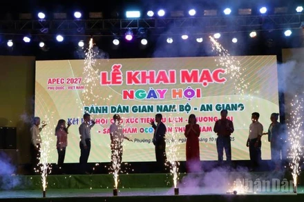 Quang cảnh khai mạc ngày hội.