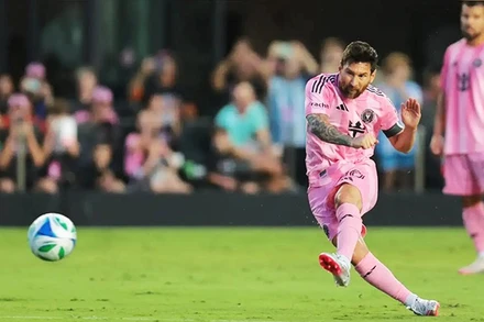 Lionel Messi vừa có bàn thắng thứ 69 từ đá phạt trực tiếp, chỉ còn kém 8 bàn so kỷ lục của "Vua sút phạt" Juninho Pernambucano.