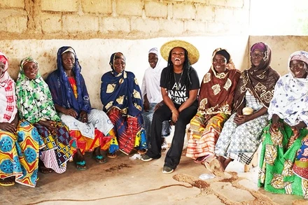 Bà Amoabeng (đội mũ) và các nhân viên của Skin Gourmet. Ảnh: VIOLET AMOABENG