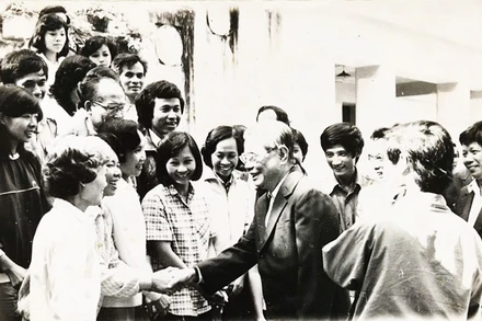 Tổng Bí thư Nguyễn Văn Linh gặp gỡ cán bộ, biên tập viên NXB Kim Đồng. Ảnh: NXB cung cấp