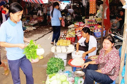 Việc tăng lương tối thiểu có tác động thật sự tích cực đến đời sống người lao động. Ảnh: BẮC SƠN