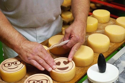 Phô-mai mang biểu tượng cảm xúc