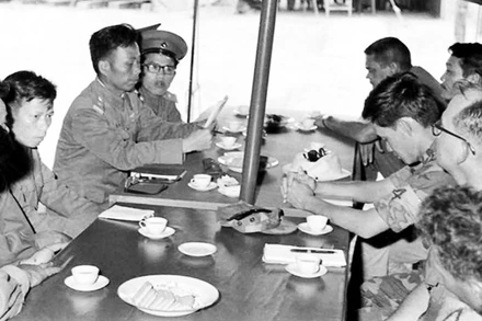 Ban liên hợp quân sự bốn bên họp bàn thể thức trao trả. Ảnh tư liệu TTXVN 