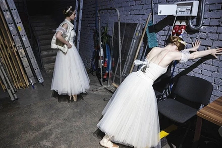 Các vũ công tập luyện cho vở diễn mới. Ảnh: REUTERS