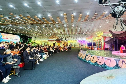 Nhà hát múa rối Việt Nam biểu diễn tại Triển lãm Quốc phòng quốc tế Việt Nam 2024. Ảnh: THỤY PHƯƠNG