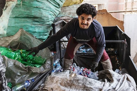 Mina đang phân loại chai lọ nhựa. Ảnh: THE GUARDIAN