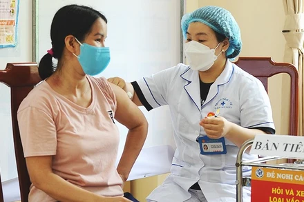 Tiêm phòng dịch tại y tế cơ sở. Ảnh: SONG ANH