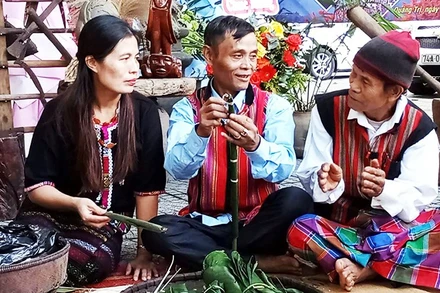 Ông Pả La Ham (ngồi giữa) tham gia hoạt động văn hóa ở địa phương.