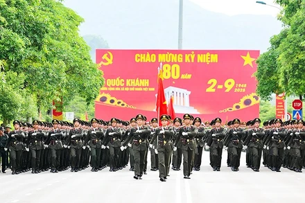 Hơn hai tháng tập luyện đã giúp những bước chân của các chiến sĩ trở nên đều đặn, mạnh mẽ hơn.