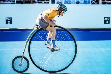 Phá kỷ lục đua xe đạp bánh cao