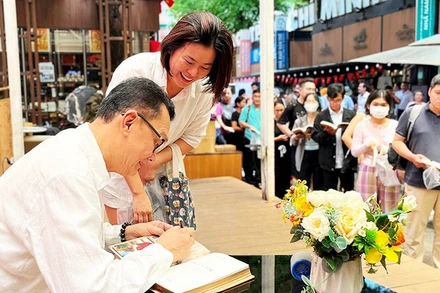 Hàng dài người hâm mộ đợi NSƯT Hữu Châu ký tặng sách trong chương trình ra mắt.