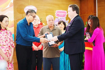 Đại sứ Mỹ Marc Knapper trao Kỷ vật chiến tranh cho con trai liệt sĩ Trần Lũy tại Lễ trao trả Hồ sơ chứng tích chiến tranh tại Trung tâm Lưu trữ quốc gia III, ngày 10/7/2025.