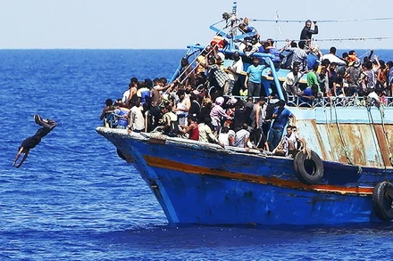 Người di cư vượt biển trên những con thuyền ọp ẹp. Ảnh: AP