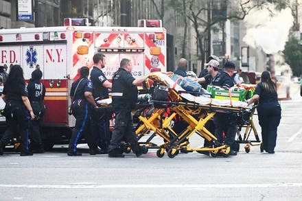 Lực lượng chức năng tại khu phố xảy ra vụ xả súng. Ảnh: GETTY